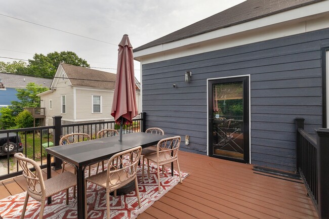 Building Photo - Stylishly Updated 3/2 w/ Large Deck in Grant Park!