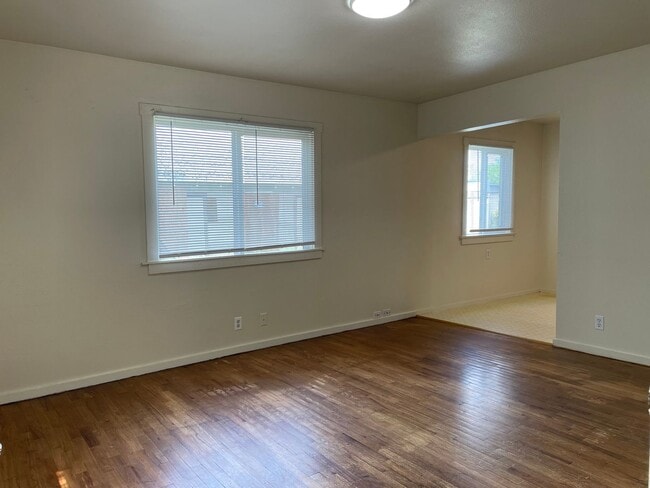Building Photo - Nice 1 Bedroom 1 Bath Duplex