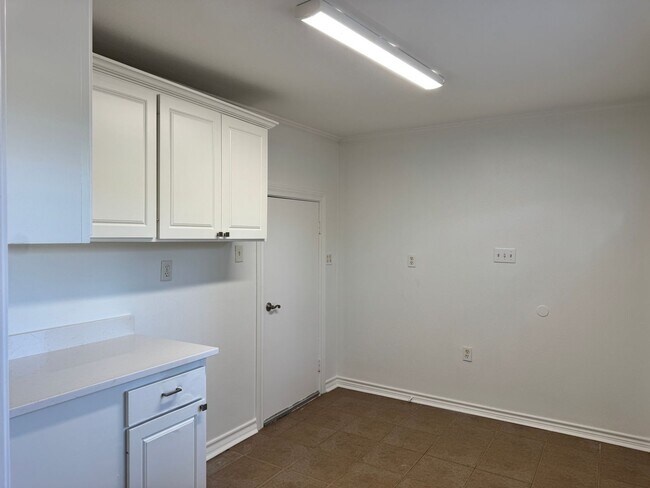 Building Photo - 627 W 2nd St