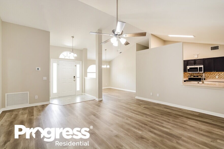 Building Photo - 909 Vassar Dr