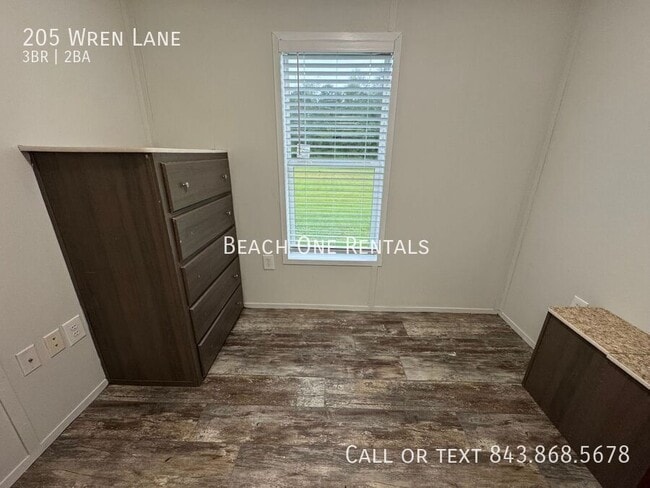 Building Photo - 205 Wren Ln