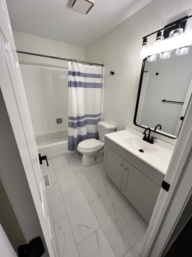 Building Photo - 666 Mariner Dr