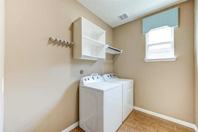 Building Photo - 18318 Russett Green Dr