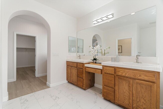 Building Photo - Large two-story home in the Bridal Ridge c...