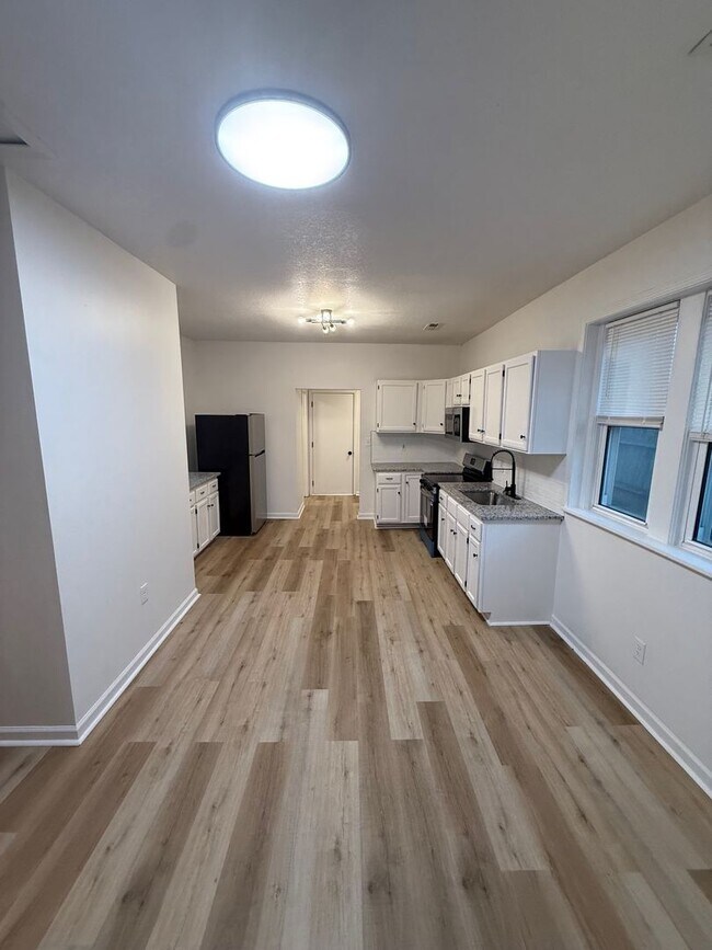 Building Photo - Charming & Updated 2-Bedroom Home in Heart of Olathe!