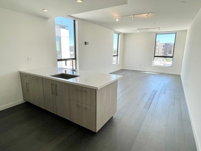 Building Photo - HIP 2BR/2BA Inner Mission Top Floor Boutiq...
