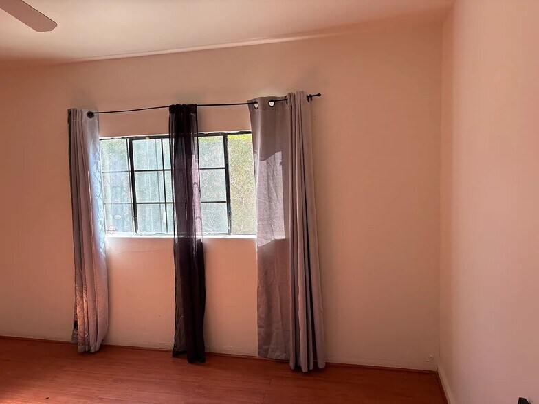Building Photo - 1650 W 85th St