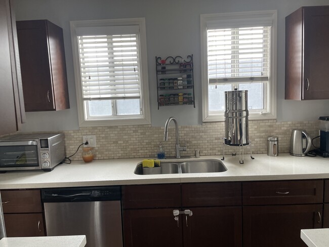 Kitchen - 3026 S West View St