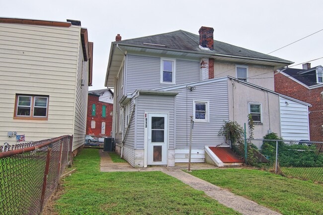 Building Photo - Beautifully Renovated 3BD/1BA Twin!