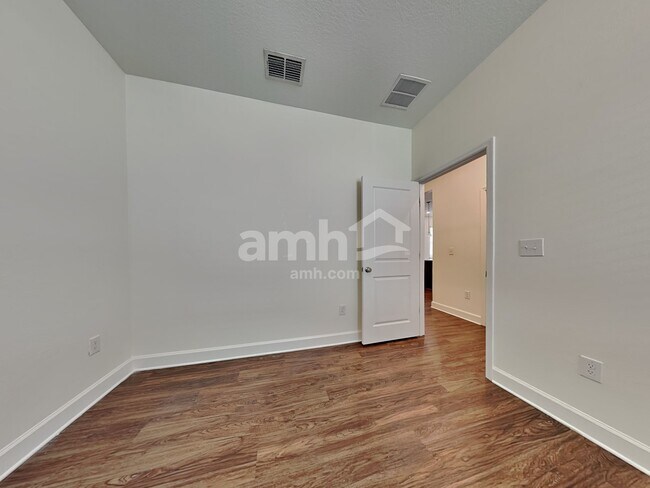 Building Photo - 1020 Island Pond Dr