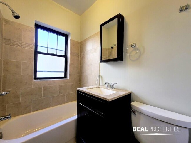 Building Photo - 0 bedroom in CHICAGO IL 60657