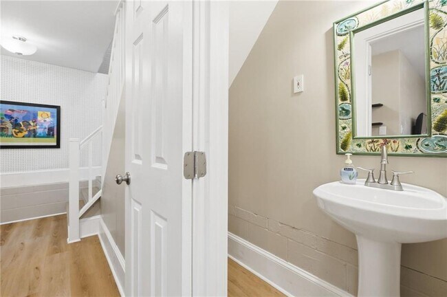 Building Photo - 826 Mentelle Dr NE