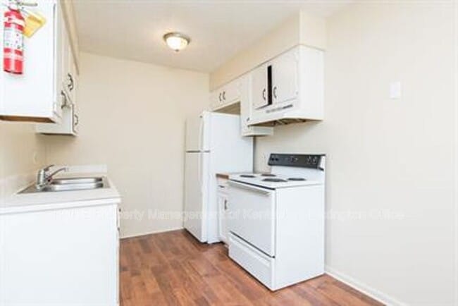 Building Photo - 233 Landings Dr