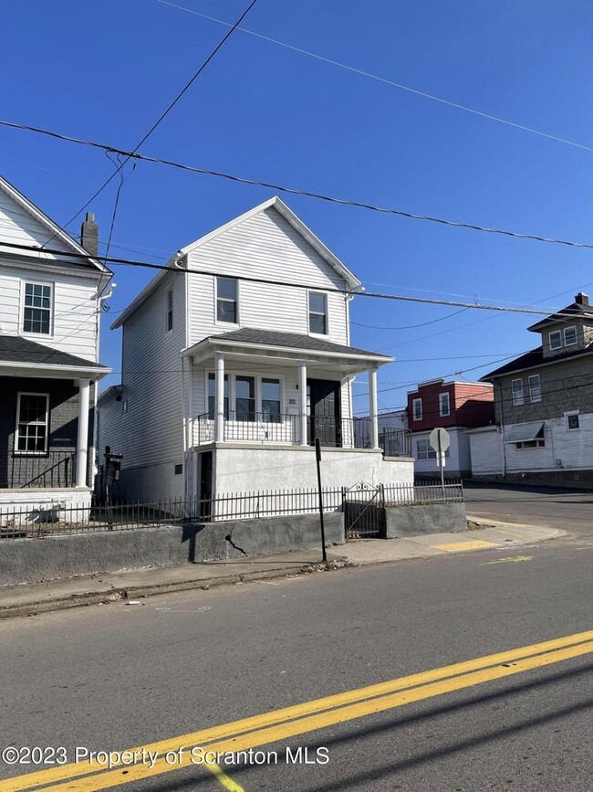 Primary Photo - 301 Oak St