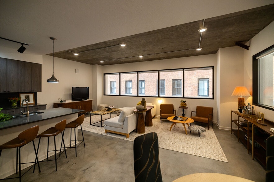 Primary Photo - The Lady