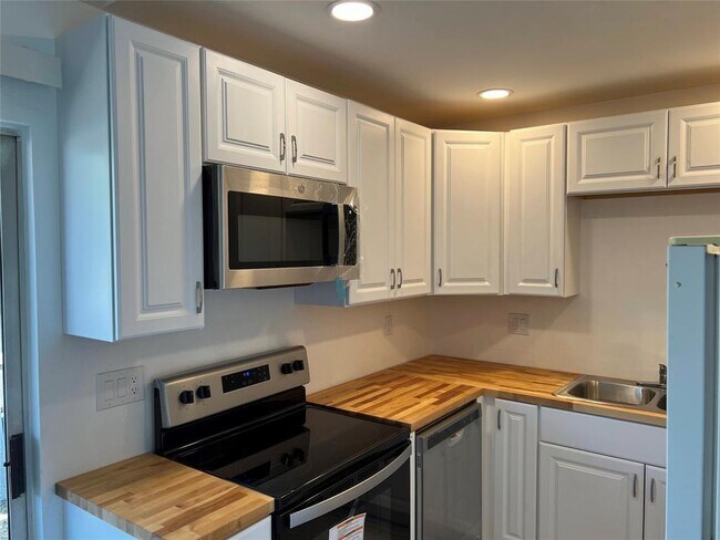 Building Photo - 1015 E Yager Ln