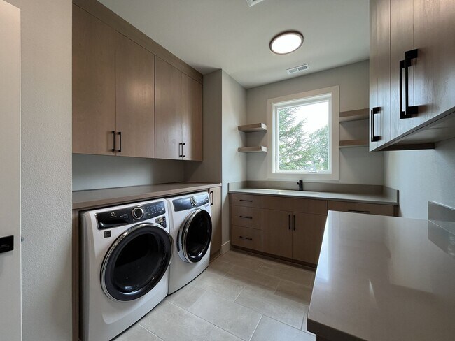 Building Photo - 17402 NW Lone Rock Dr