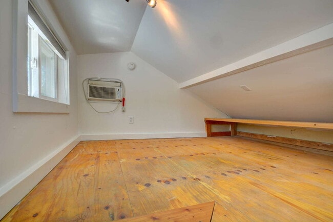 Building Photo - 399 1/2 N Laurel St-