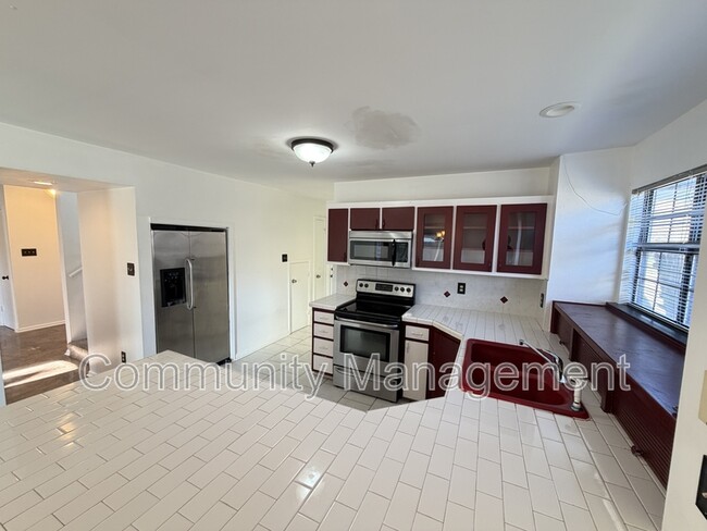 Building Photo - 533 Hadley Dr