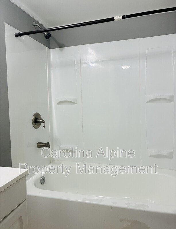 Building Photo - 420 McBrayer St