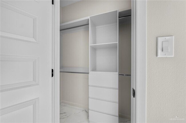 Building Photo - 17 Selena St