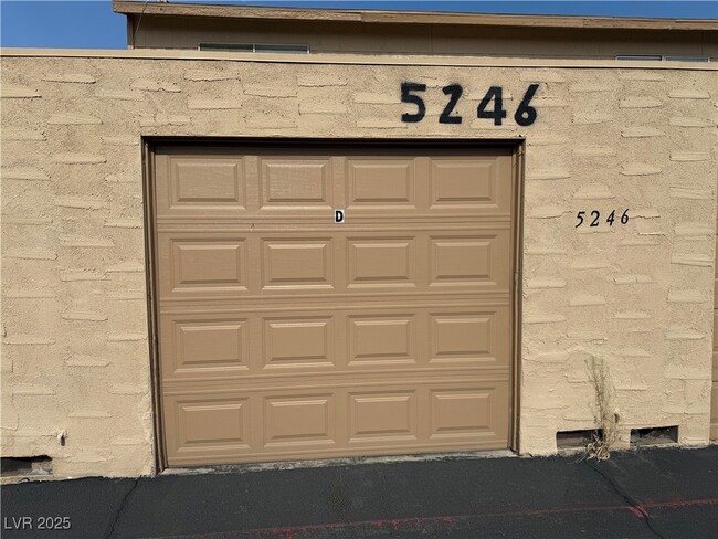 Building Photo - 5246 Golden Ln