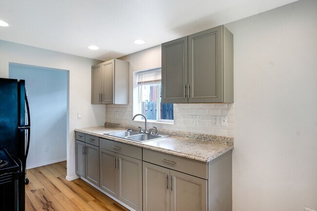 Building Photo - Cute 1 bedroom, 1 bathroom home near downtown Salem!