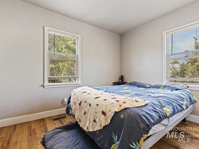 Building Photo - Top unit of Duplex