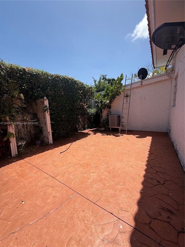 Building Photo - 1218 SW 11th Ave