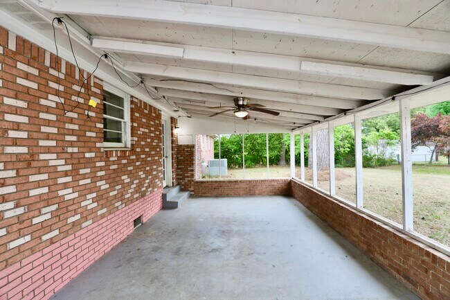 Building Photo - 1912 Dominion Dr