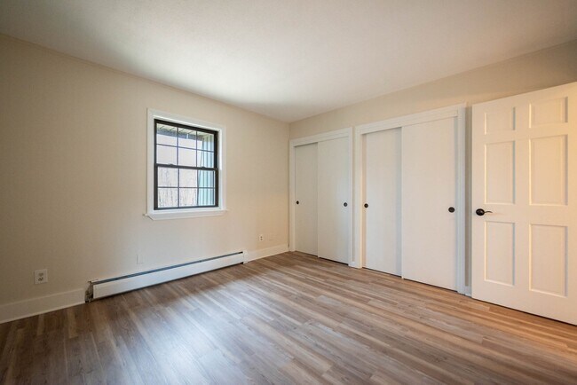 Building Photo - 549 Russell Rd