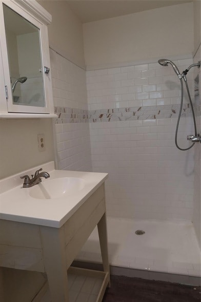 Building Photo - 1410 Sanders St