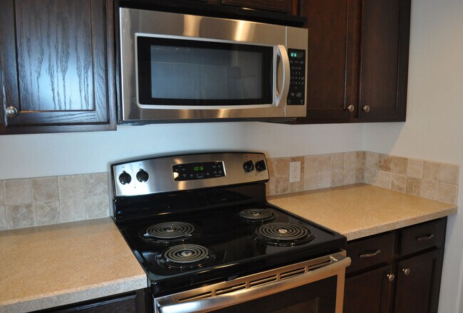 Building Photo - 3 Bedroom 2 Bathroom Condo * Flexible Leas...