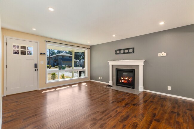 Building Photo - Light-Filled 3BR Home w/ Large Fenced in Yard