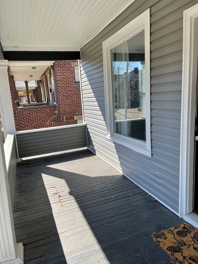 Building Photo - Great 2 BR with detached 2-car garage