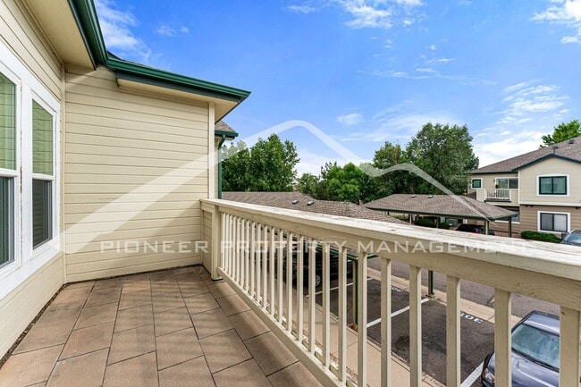 Building Photo - Spacious Townhouse with Washer/Dryer and Central AC