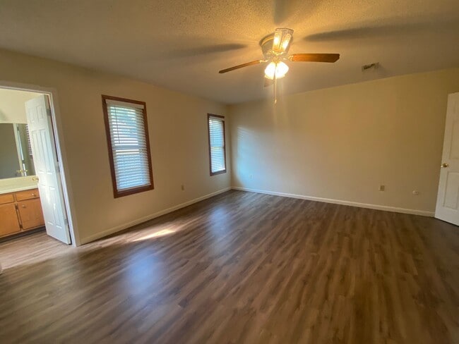 Building Photo - 2 Bedroom Greenbriar Condo!