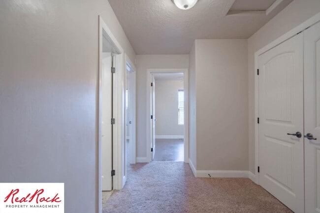 Building Photo - 3 Bedroom Townhome In Southgate Community