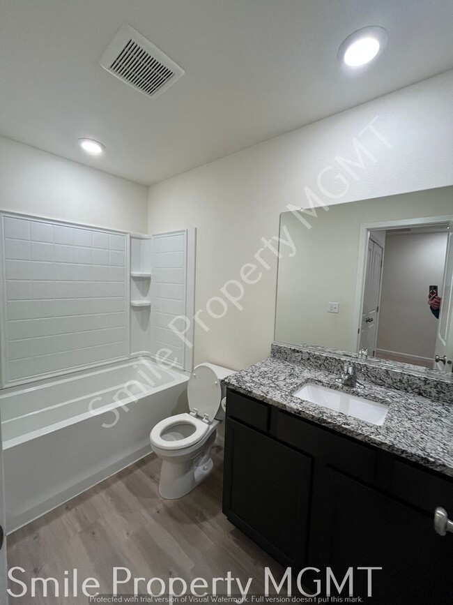 Building Photo - townhouse