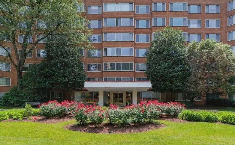 Building Photo - 4000 Tunlaw Rd NW