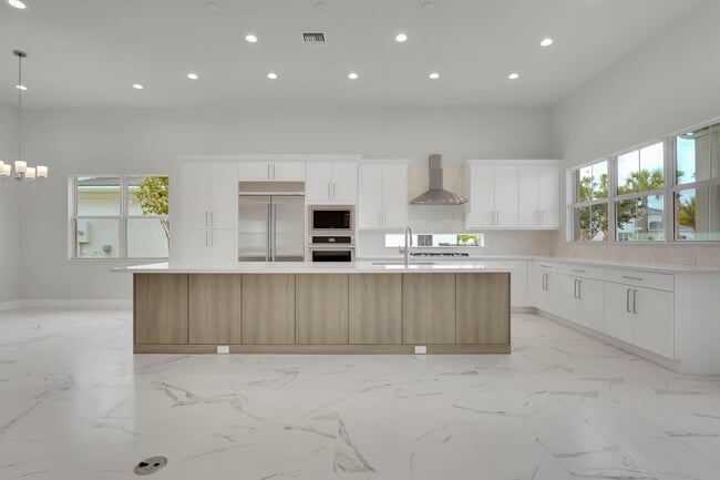 Building Photo - 9341 Crestview Cir