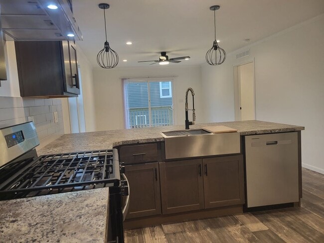 Building Photo - 1124 Lake Terrace Rd