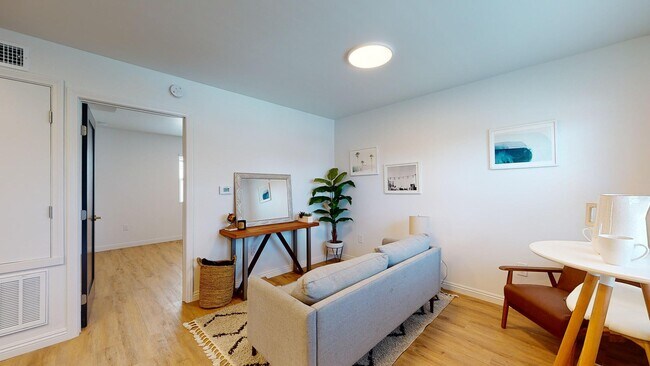 Building Photo - 2901-2911 Bellevue Ave