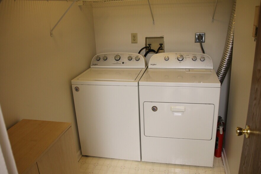 Laundry - 1411 Lake Pointe Way