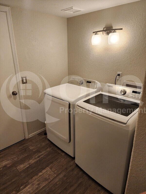 Building Photo - 420 S Meadows Dr