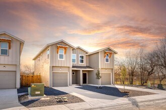 Building Photo - Beautiful Townhome 3/2.5