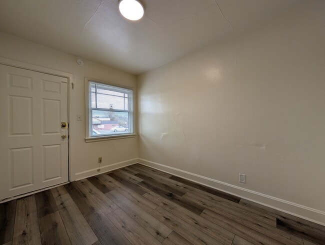 Building Photo - Nice 1 Bedroom, 1 Bath Apartment With Solid Surface Flooring