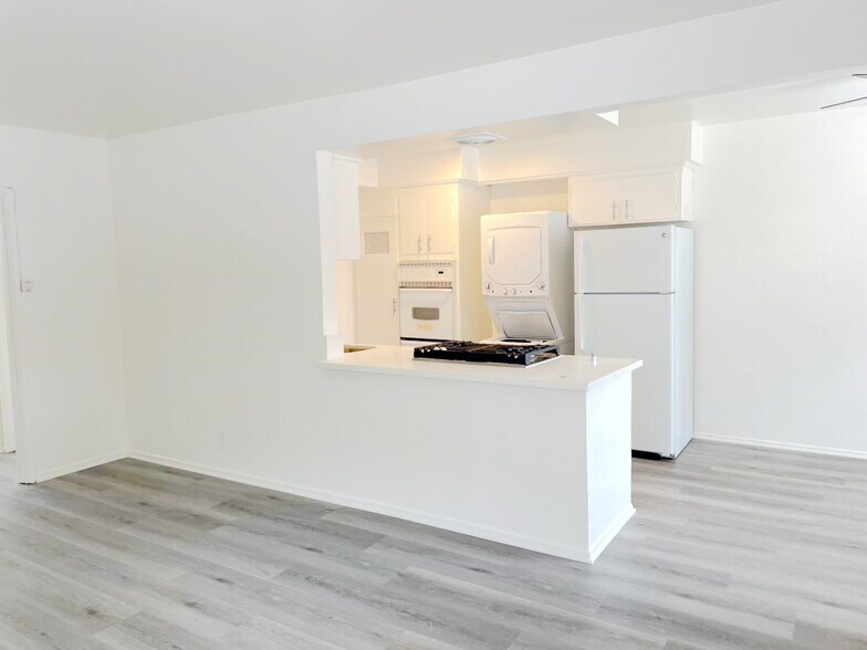 Building Photo - 2901 Kenwood Ave