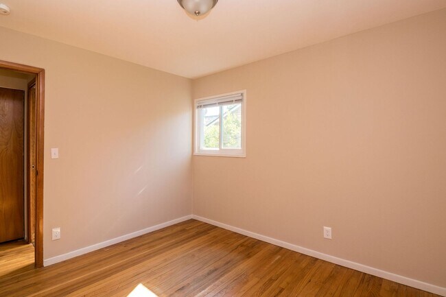 Building Photo - 2420 N Circle Dr