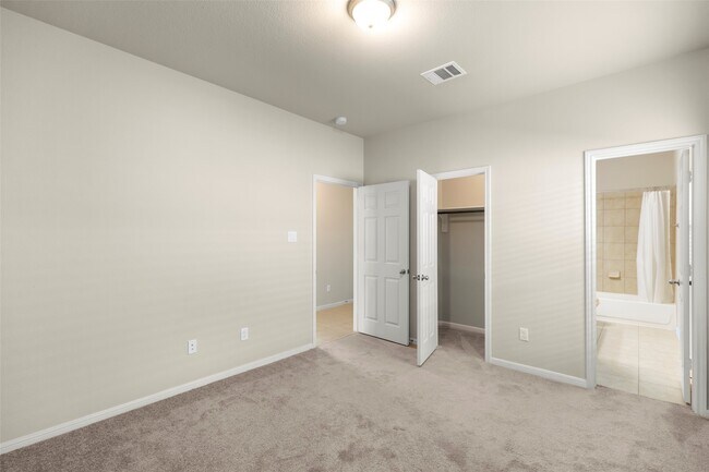 Building Photo - 1333 Red Hills Dr